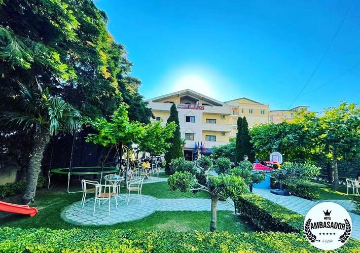 Hôtel pour 4 personnes, avec Balcon et Terrasse ainsi que Jardin et Vue dans Lezhë