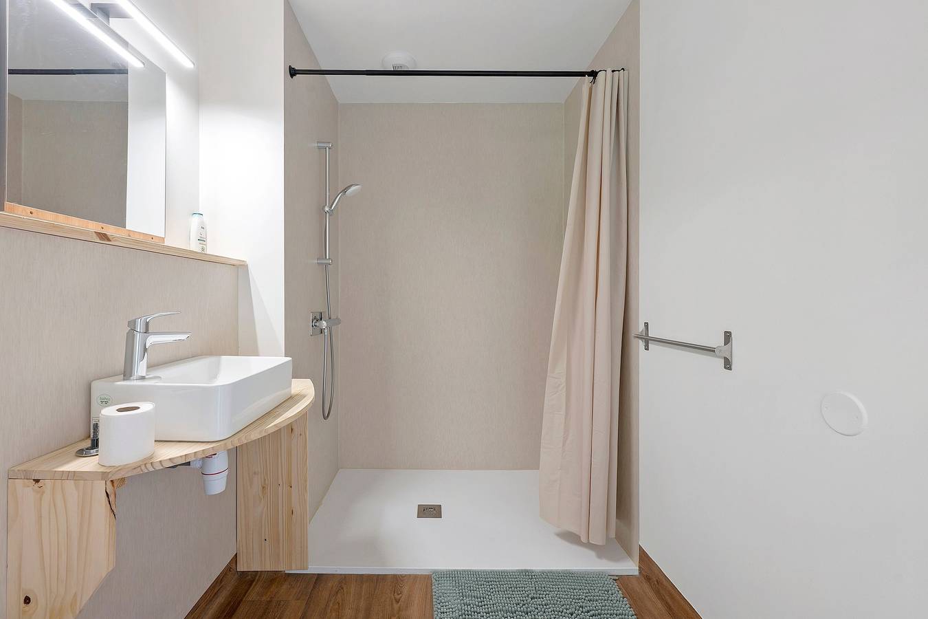 Chambre 4  – L’Auberge Le Toit Vert : Espace et partage à Moutiers in Moûtiers, Massif du Mont-Blanc
