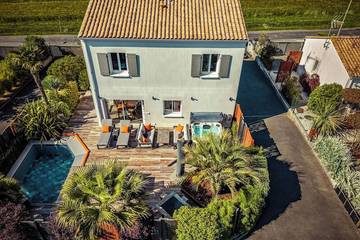 Gîte pour 8 personnes, avec terrasse ainsi que jacuzzi et jardin à Saint-Ciers-du-Taillon