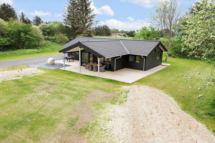 Ferieudlejning for 12 personer, med jacuzzi og sauna samt terrasse i Skallerup Klit