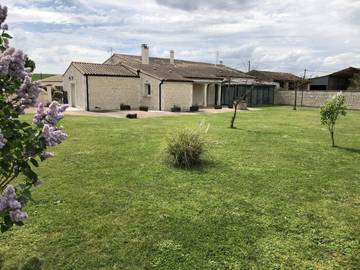 Gîte pour 6 personnes, avec jacuzzi et terrasse ainsi que jardin et sauna en Charente-Maritime
