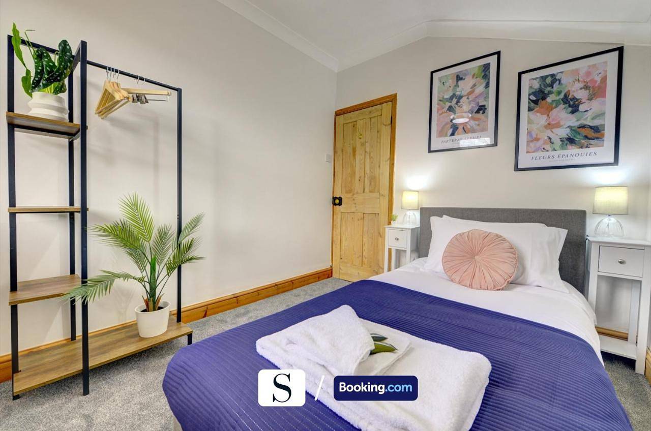 The Dudley Villa an executive calm House By Silva Short Lets & Serviced Accommodation Dudley With Free Parking & Parking in Bedford
