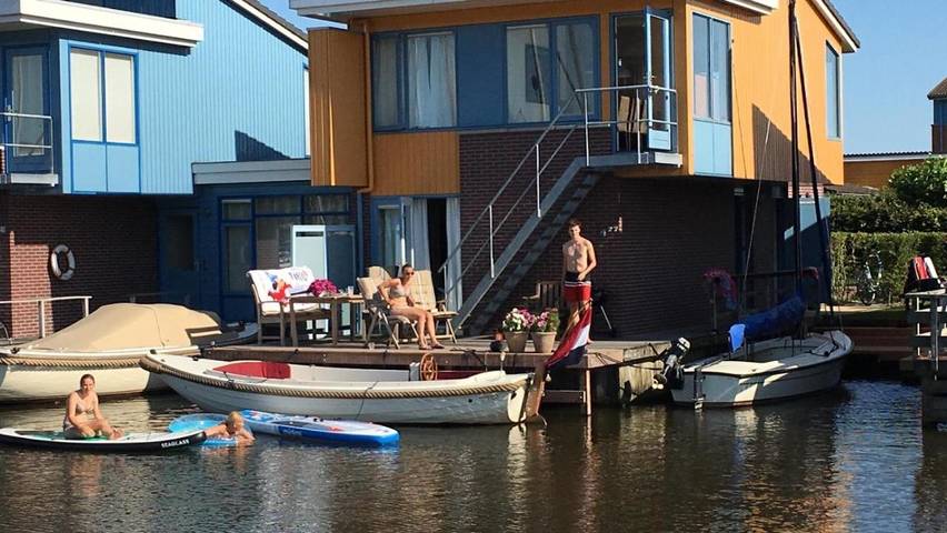 Vakantiehuis voor 6 personen, with Balkon and Terras as well as Tuin and Sauna in Heeg