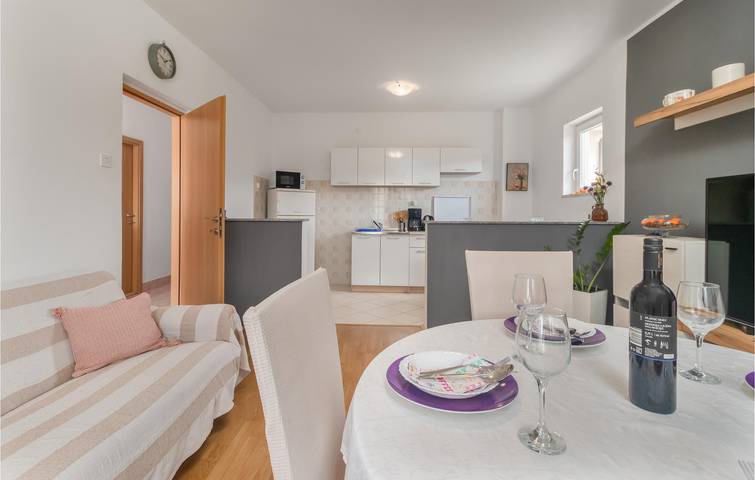 Ganze Ferienwohnung, Reizende Ferienwohnung am Meer mit Terrasse und Annehmlichkeiten, 2 km vom Strand entfernt in Novi Vinodolski, Primorje-Gorski Kotar