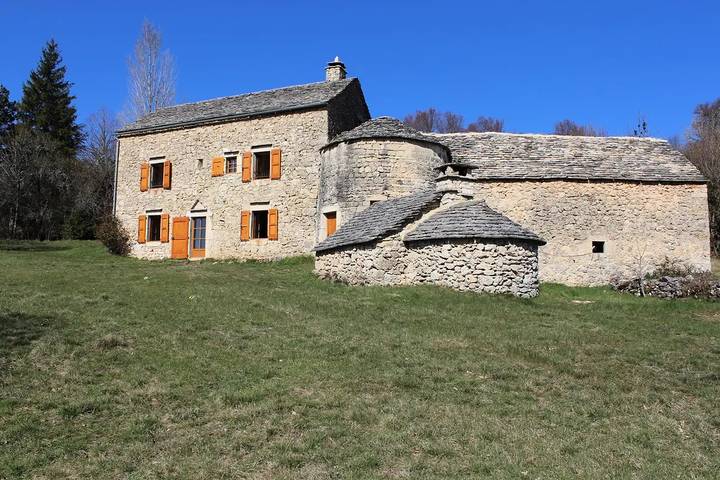 Gîte pour 8 personnes, avec Jardin et Piscine à Saint-Pierre-des-Tripiers