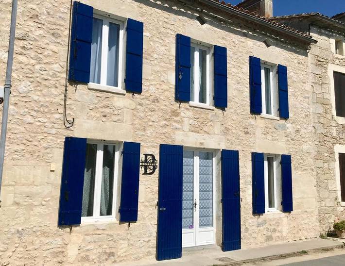 Location de vacances pour 6 personnes, avec Terrasse et Jardin ainsi que Piscine et Vue à Saint-Antoine-de-Breuilh