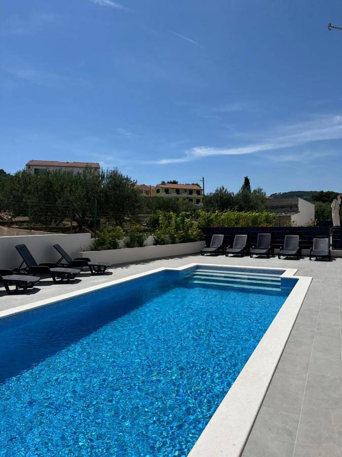 Ferienwohnung für 6 Personen, mit Ausblick und Garten sowie Pool - 1