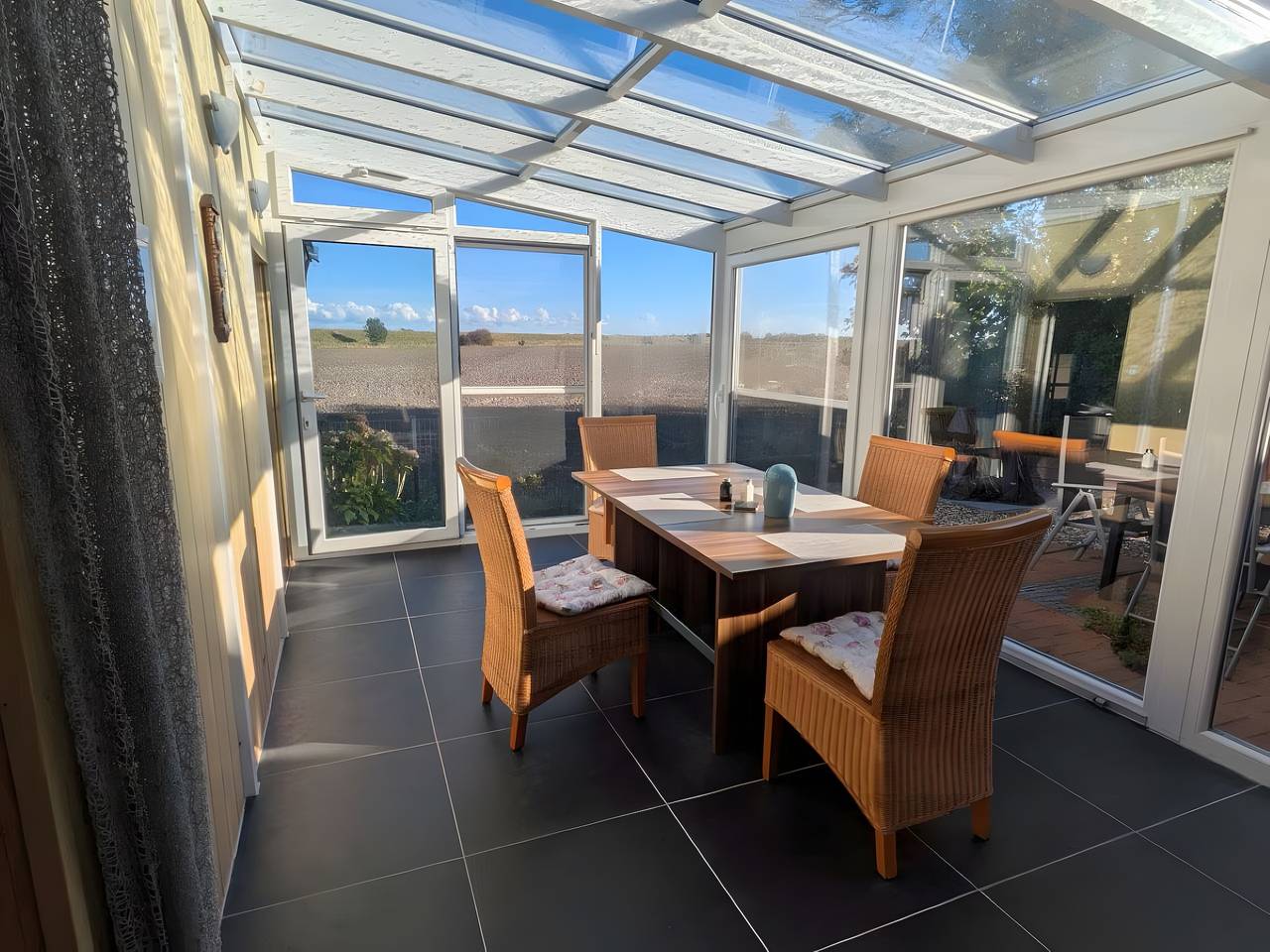 Ferienhaus 'Wiet Land' mit privater Terasse und einem schönen Wintergarten in Krummhörn, Nordseeküste