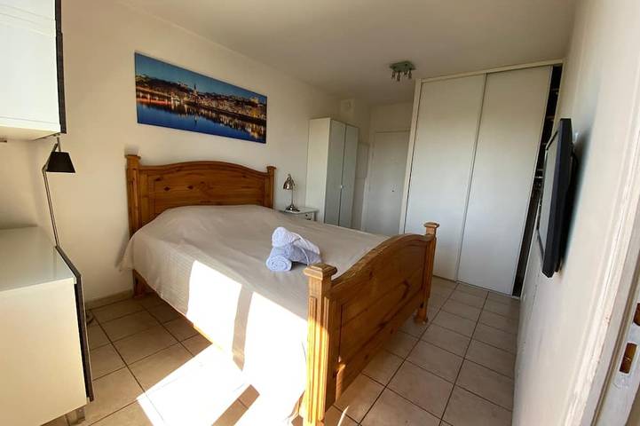Entire apartment, View of Fourvière, 1 min from the metro + free, secure parking in Caluire-et-Cuire, Lyon region