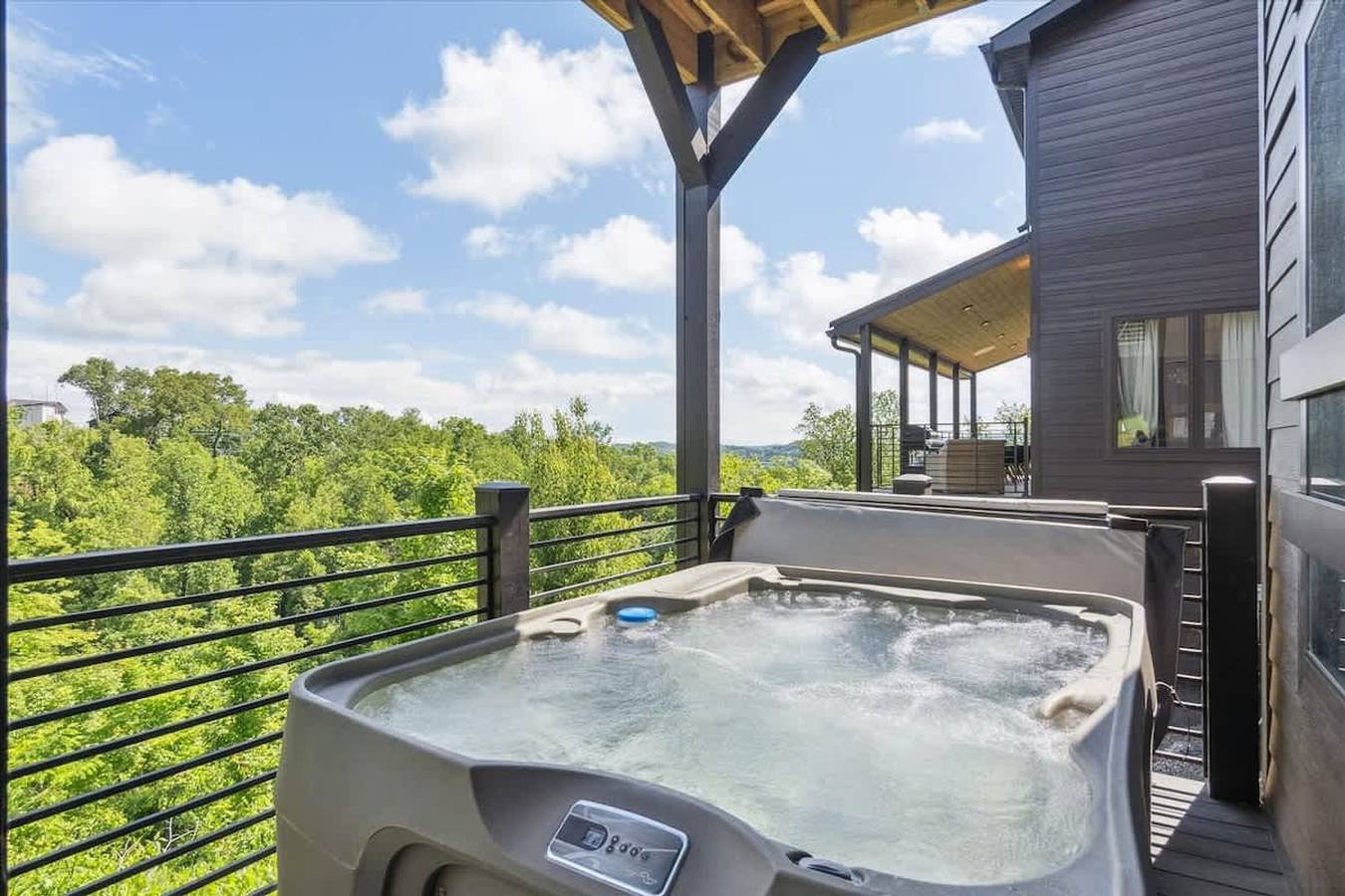 Ganze Wohnung, Mountain Breeze Cabin by Beyond Expectations with Hot Tub in Sevierville, Sevier County
