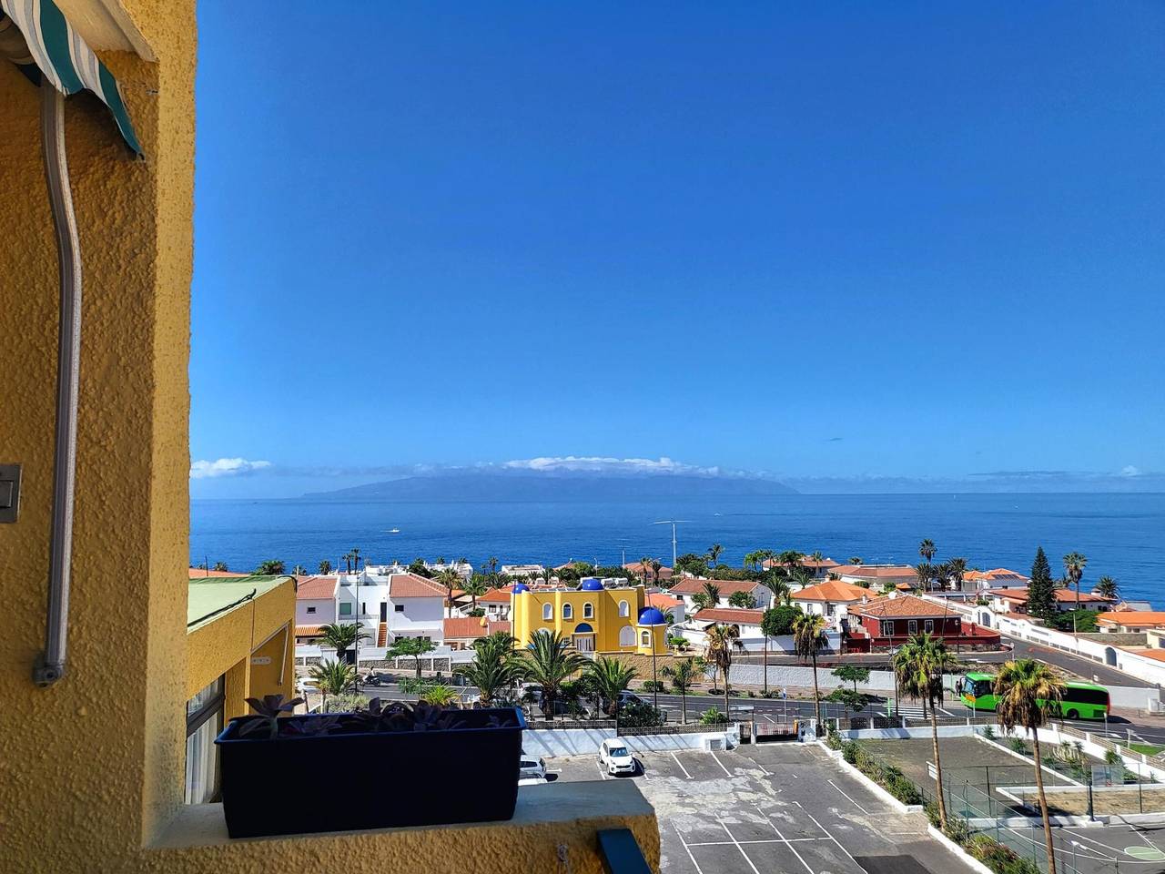 Appartement entier, Confortable appartement avec piscine, vue mer et parking privé à Playa de la Arena in Playa Neptuno (Santiago del Teide), Santiago del Teide