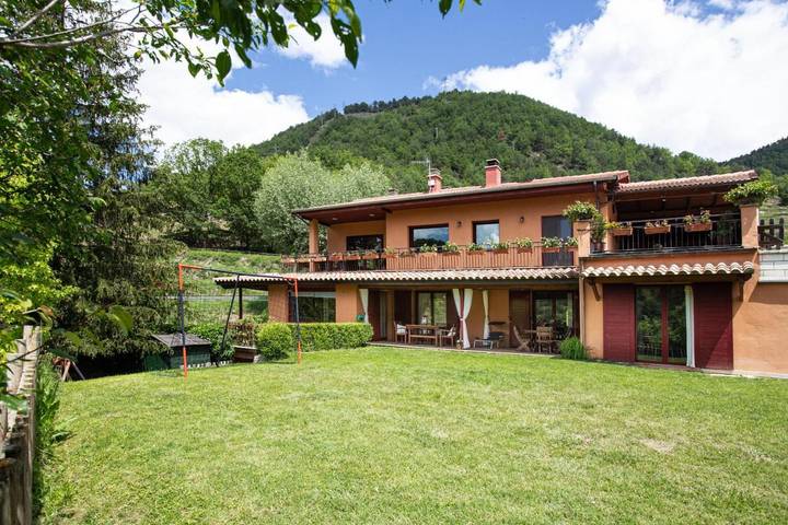 Apartamento para 5 personas, con Terraza además de Jardín y Vistas en Ripoll