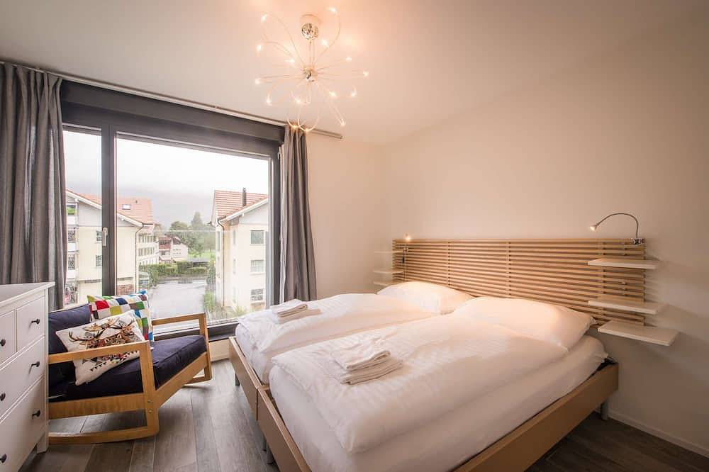 Geheel appartement, Central luxury apartment with stunning views, lift access and wellness area in Interlaken, Meer van Thun