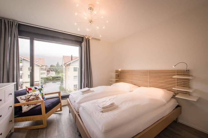 Geheel appartement, Central luxury apartment with stunning views, lift access and wellness area in Interlaken, Meer van Thun