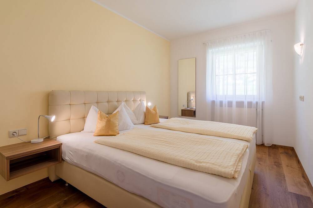 Ganze Wohnung, Ferienwohnung „Zwerger Süden“ mit Balkon, Pool und großer Liegewiese in Tramin an der Weinstraße, Nonsberggruppe