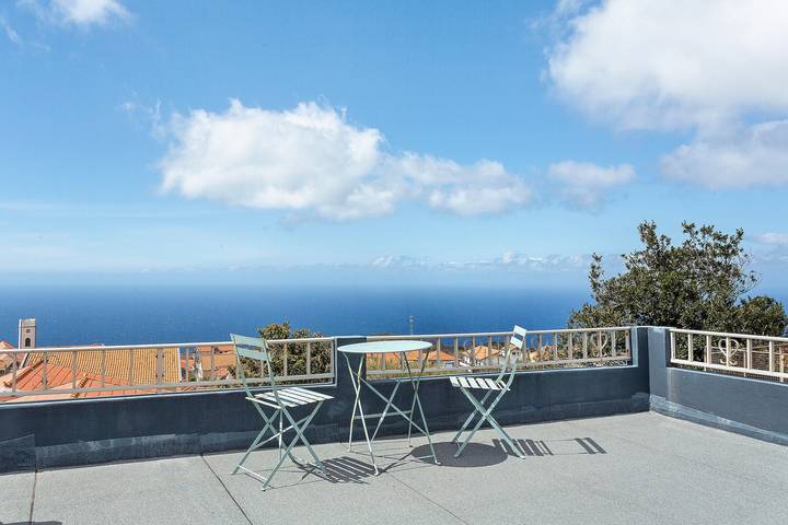Vacation rental for 5 people, with yard and balcony in Madeira