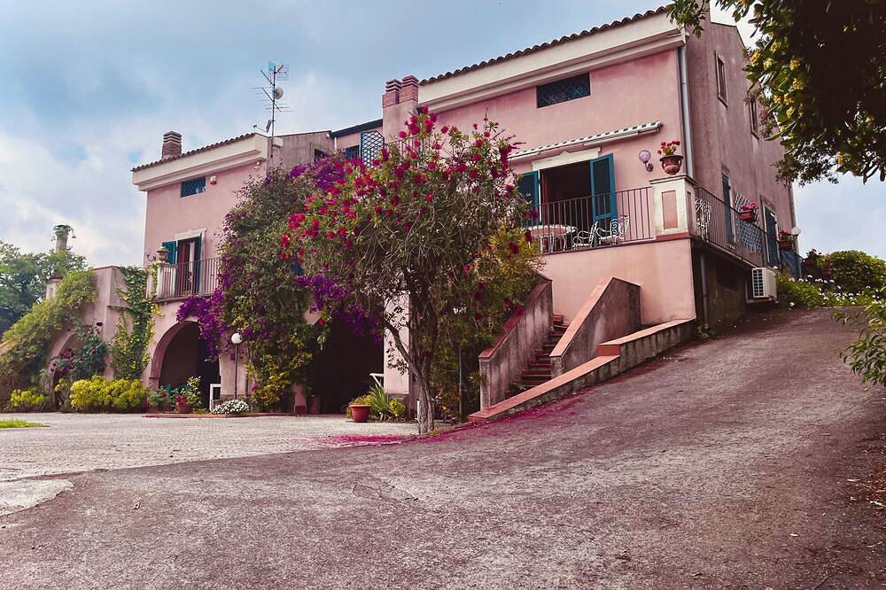 Charming 3-bedroom country house with Jacuzzi and tank pool in Zafferana Etnea, Etna