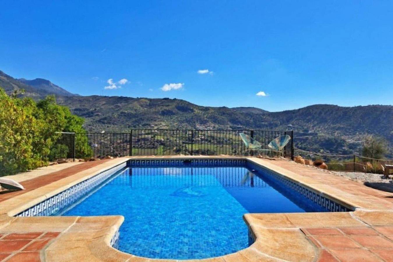 Country House 'La Perla Andaluza' with Mountain Views, Wi-Fi and Air Conditioning in Venta Baja, Alcaucín