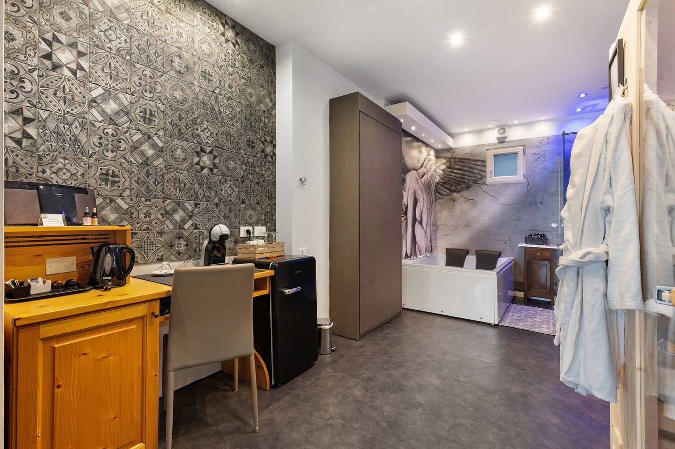 Room 'Olivi Suite Firenze' with Lake View, Wi-Fi and Air Conditioning in Garda, Garda Mountains