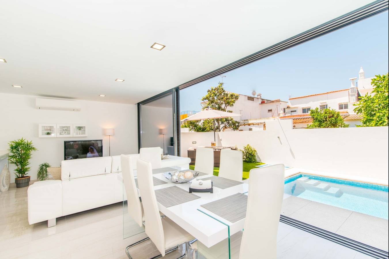 Ferienhaus für 6 Personen mit Terrasse in Freguesia da Luz de Tavira, Parque Natural da Ria Formosa