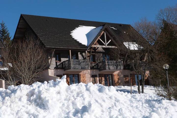 Location de vacances pour 8 personnes, avec balcon et piscine ainsi que jardin et sauna dans Super Besse