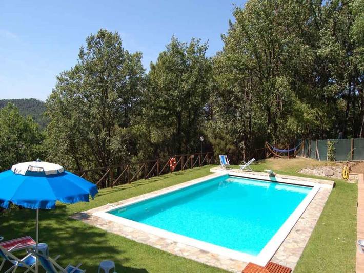Rustico per 4 persone, con Terrazza e Giardino nonché Piscina a Massarosa