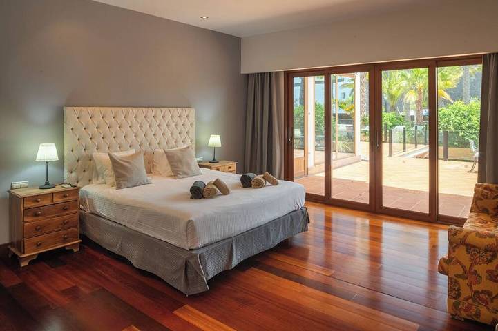 Tindaya von Buenavilla | Prächtige Villa mit Innen- und Außenpools in Puerto Calero, Yaiza