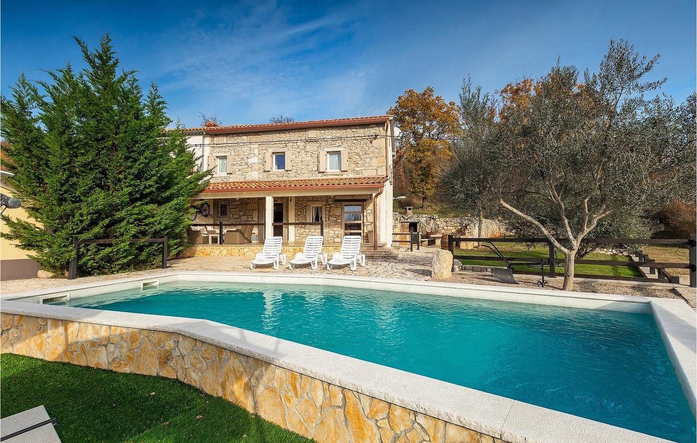 Appartement ensoleillé de 2 chambres avec piscine, Wi-Fi et parking près du centre-ville de Vinez in Vinez, Côte Est de l'Istrie