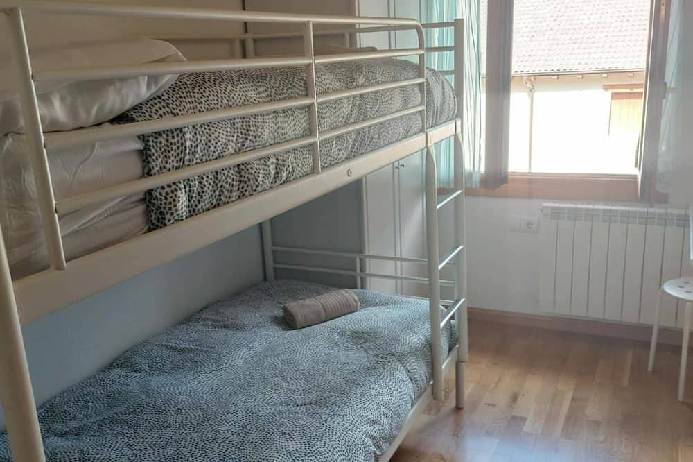 Scenic Stone Mountain House with Garden, 3 Double Bedrooms & Loft, Fully Equipped Kitchen in Villanúa, Spanish Pyrenees