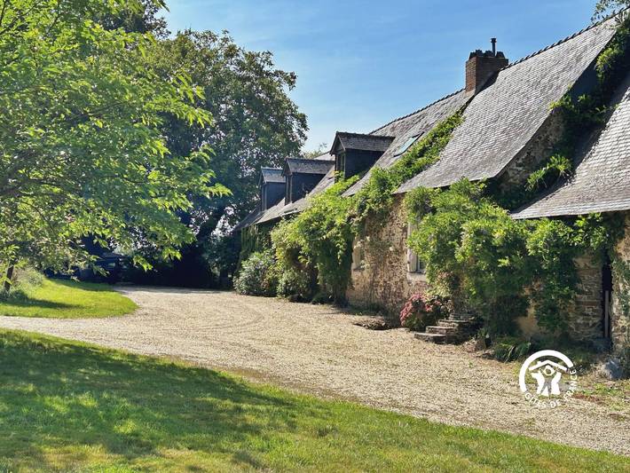 Gîte pour 8 personnes, avec Terrasse et Jardin ainsi que Bassin pour enfant et Piscine dans Ampoigné