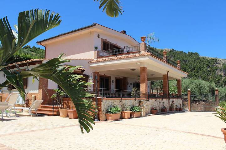 Villa Belvedere di Altavilla with Pool and Near The Sea in Altavilla Milicia, Provincia de Palermo
