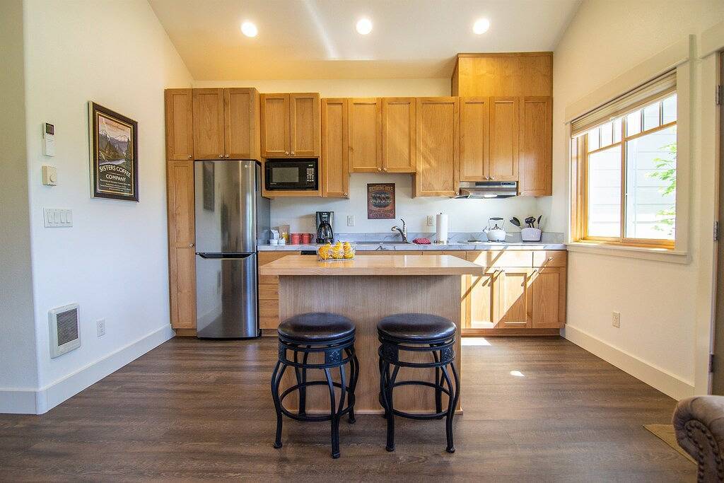 Ganze Wohnung, Neu gelistet und gebaut, nur 1 Block in die Stadt, Blick auf die Berge, tierfreundlich, wow! in Sisters, Black Butte Ranch