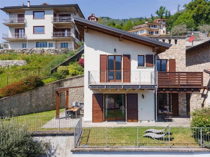 Ferienhaus für 7 Personen, mit Ausblick und Garten sowie Seeblick und Pool