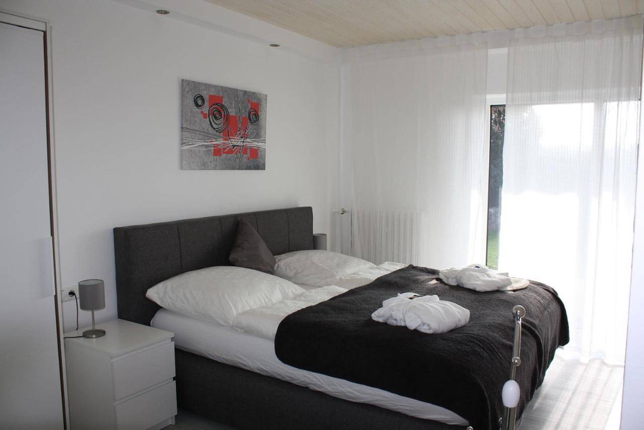 Ganze Wohnung, Ferienwohnung Schlossblick - 4 Sterne Sauna Pool Whirlpool exklusiv in Braunfels, Lahn-Dill-Kreis