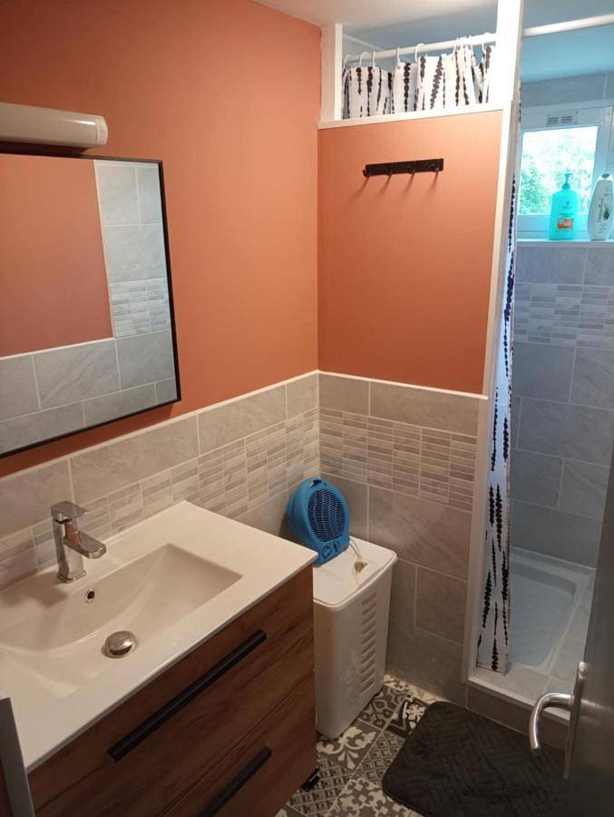 Gîte pour 6 personnes, avec terrasse à Peyrilhac - 4