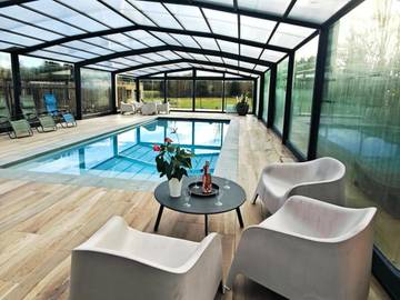 Location de vacances pour 20 personnes, avec jardin et sauna ainsi que piscine et vue, animaux acceptés à Beauraing