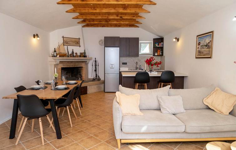 Escapade en bord de mer : appartement confortable de 80 m² avec terrasse et équipements modernes in Supetar, Brac