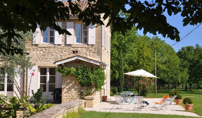 Gîte pour 10 personnes, avec piscine à Divajeu