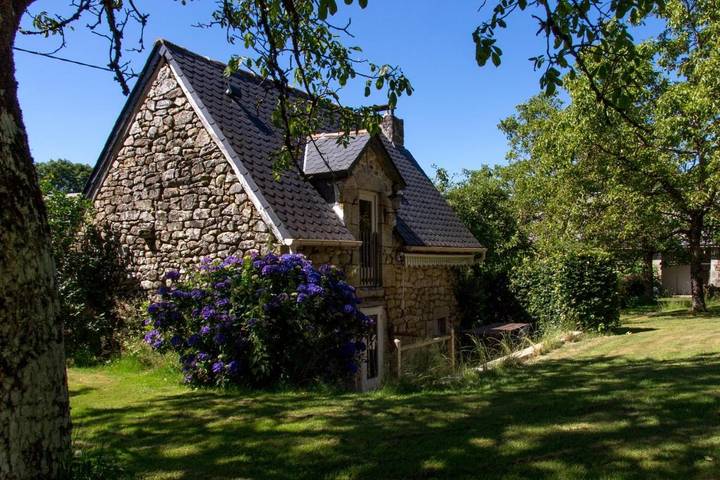 Location de vacances pour 2 personnes, avec piscine et jardin à Hautefage