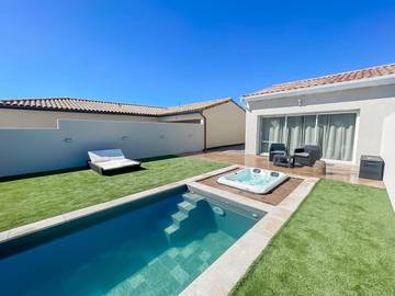Gîte pour 2 personnes, avec piscine ainsi que terrasse et jacuzzi à Rosières (Ardèche)