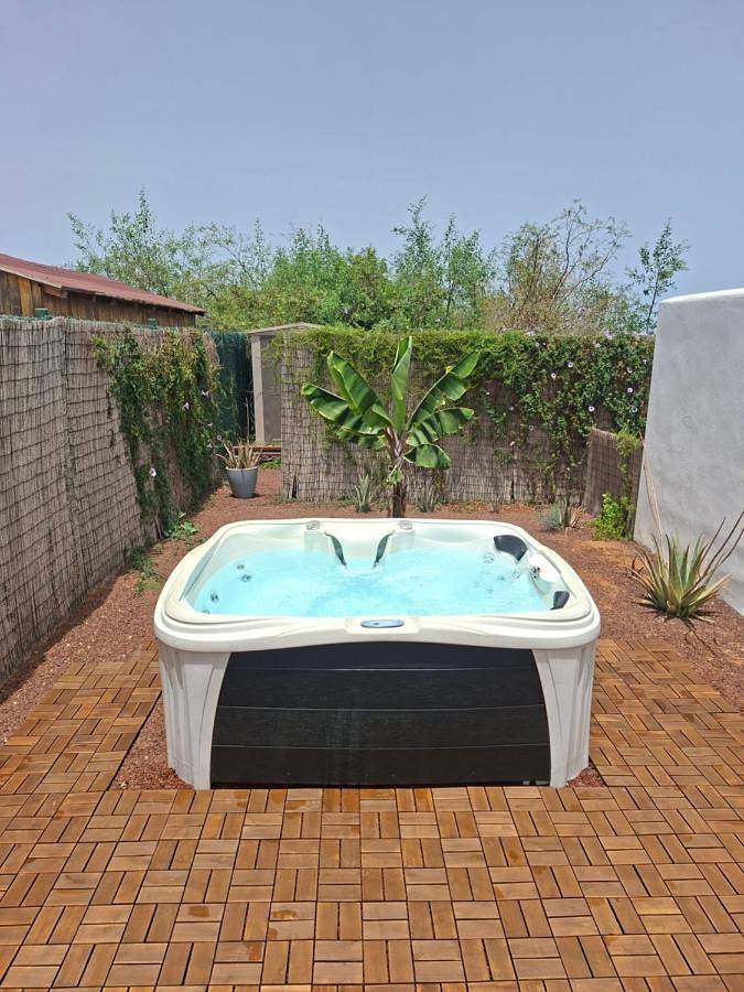 Villa Elisa whit heated pool and Jacuzzi in Villaverde, La Oliva