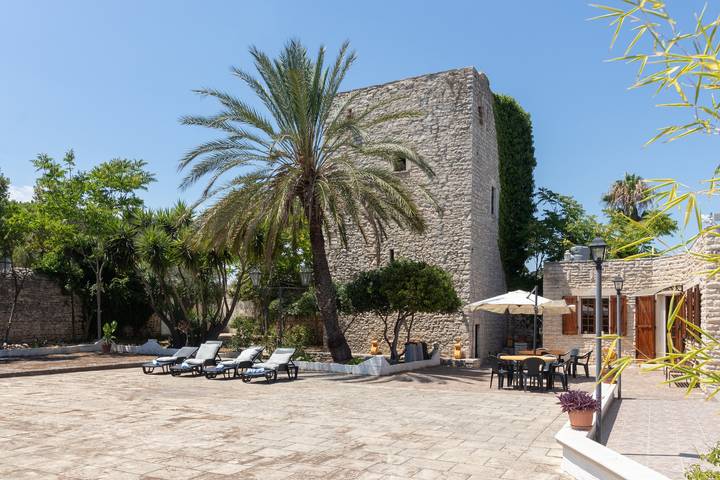 Villa 'Torre Cappavecchia' con piscina privata, terrazza privata e aria condizionata in Molfetta, Provincia di Bari