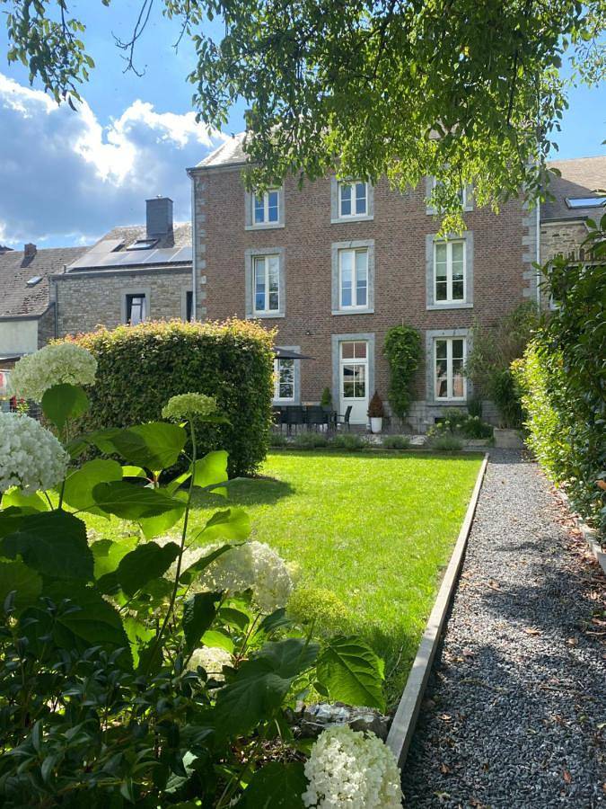 Location de vacances pour 8 personnes, avec terrasse, animaux acceptés à Tellin