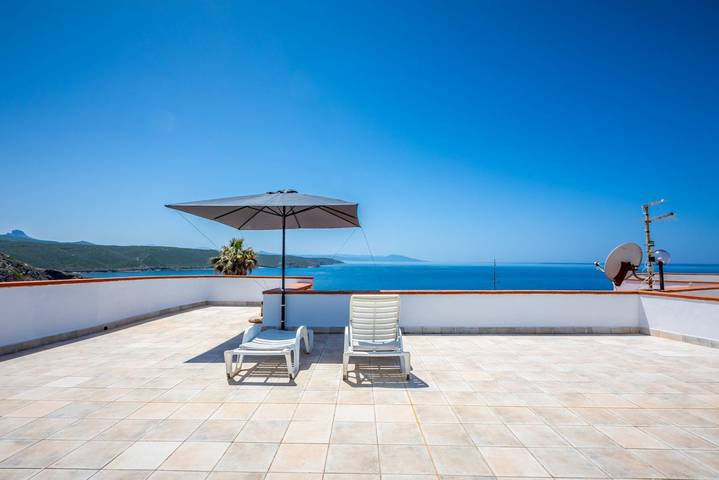 Apartamento entero, Apartamento de vacaciones para 5 personas con balcón/terraza in Cala Portu su Gaurru, Arbus (Municipio)