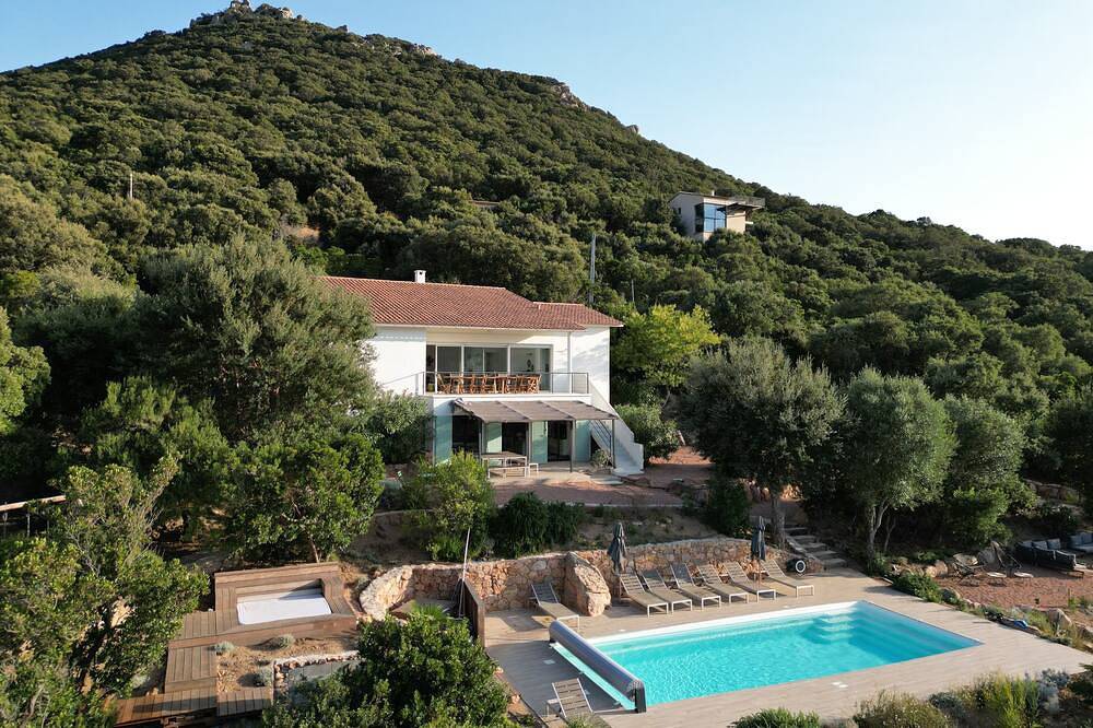 Air-conditioned villa with views, swimming pool and outdoor entertainment area. in Figari, Sartène und Umgebung