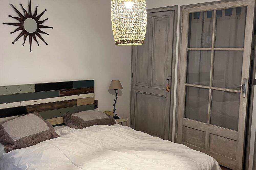 Entire apartment, Studio in the countryside near village with all amenities in Sénas, Arles region