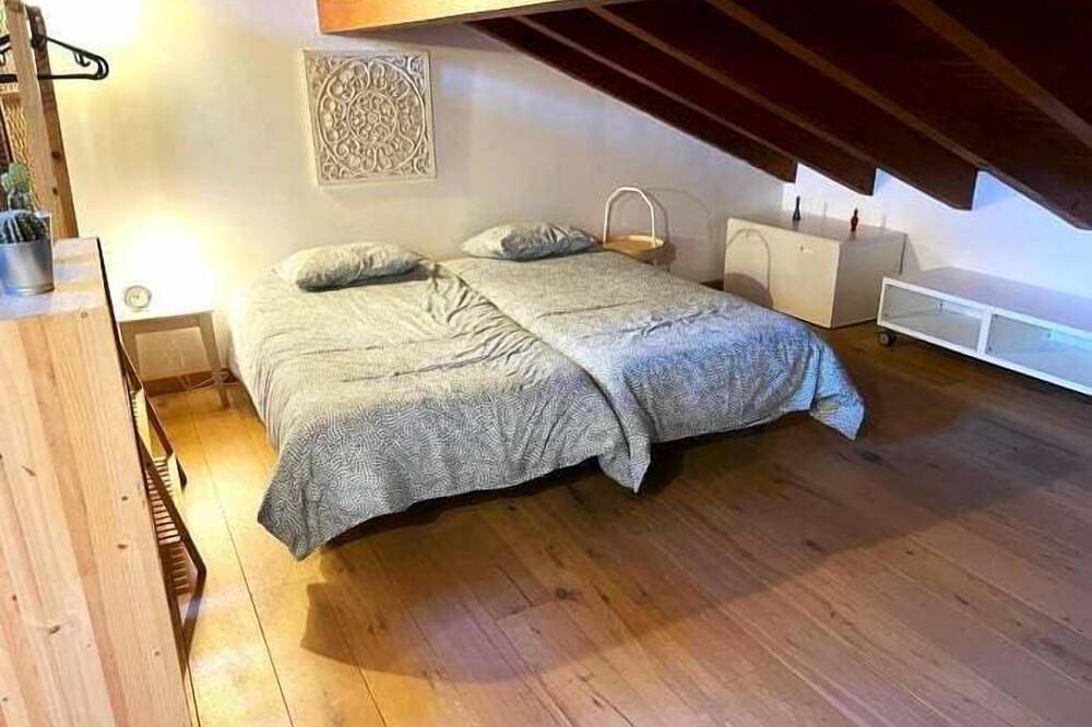 Apartamento entero, Duplex 6 Pax. con Buhardilla, Chimenea y Balcón in Llivia, Cerdanya