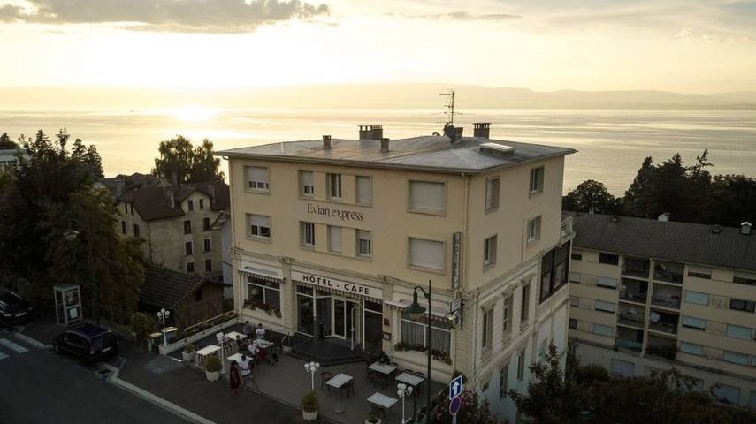Hôtel pour 4 personnes, avec balcon ainsi que vue et vue sur le lac