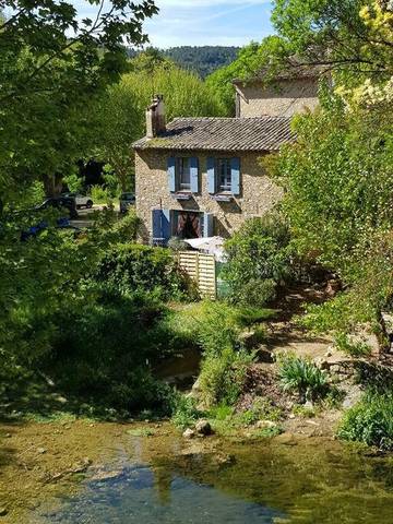 Gîte pour 5 personnes, avec jardin et vue à Correns