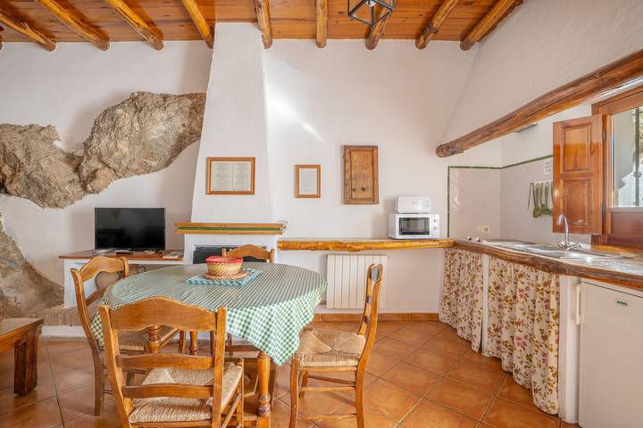 Holiday Home 'Casa Rural La Roca' with Mountain Views, Shared Pool and Wi-Fi in Cumbres Verdes, La Zubia